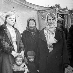 Вязні нацысцкага канцлагера шталаг № 313 у г. Віцебску, вызваленыя салдатамі 3-га Беларускага фронту. Чэрвень 1944 гады. Беларускі дзяржаўны архіў кінафотафонадакументаў. 