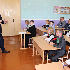 Міністр юстыцыі Сяргей Хаменка павіншаваў з Днём ведаў навучэнцаў падшэфнай школы