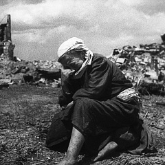 Плачущая женщина на пепелище дома. Беларусь, 1941 год. Белорусский государственный архив кинофотофонодокументов
