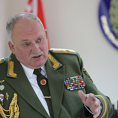 У галоўным упраўленні юстыцыі Мінгарвыканкама прайшла сустрэча з удзельнікам баявых дзеянняў у Афганістане генерал-маёрам Люцыянам Сурынтам
