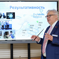 Сяргей Хаменка павіншаваў з Днём ведаў навучэнцаў Мінскага дзяржаўнага каледжа лічбавых тэхналогій