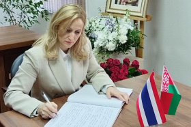 Наталья Филиппова от имени Министерства юстиции оставила запись в книге соболезнований в офисе Почетного консула Королевства Таиланд в Минске