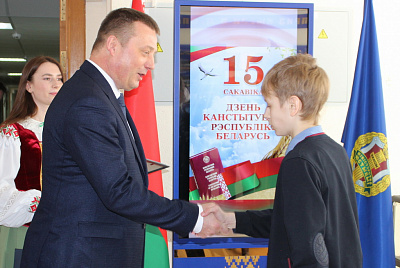 У Міністэрстве юстыцыі ўручылі пашпарты юным грамадзянам Рэспублікі Беларусь