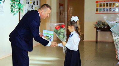 Міністр юстыцыі Сяргей Хаменка павіншаваў з Днём ведаў навучэнцаў падшэфнай школы