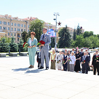 Накануне Дня Независимости представители Министерства юстиции возложили цветы и венок к монументу Победы