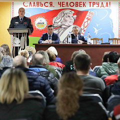 На пытанні работнікаў МТЗ адказалі члены групы па прававой асвеце Мінгарвыканкама