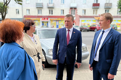 Ад адзіных цэнтраў дзяржпаслуг да бясплатнай прававой дапамогі ў рэгіёнах. Рабочы візіт Сяргея Хаменкі ў Оршу.