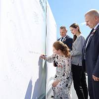Накануне Дня Независимости представители Министерства юстиции возложили цветы и венок к монументу Победы