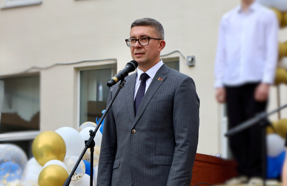 Министр юстиции Евгений Коваленко поздравил учащихся столичной гимназии с началом учебного года