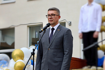 Министр юстиции Евгений Коваленко поздравил учащихся столичной гимназии с началом учебного года