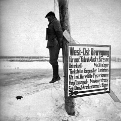 Павешаны невядомы партызан ля шашы Мінск-Масква. 1941 год. Беларускі дзяржаўны архіў кінафотафонадакументаў.