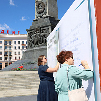 Накануне Дня Независимости представители Министерства юстиции возложили цветы и венок к монументу Победы