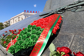 Накануне Дня Независимости представители Министерства юстиции возложили цветы и венок к монументу Победы