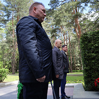 Церемония возложения цветов к памятнику "Скорбящая мать" в парке имени Челюскинцев в Минске