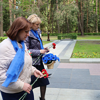 Церемония возложения цветов к памятнику "Скорбящая мать" в парке имени Челюскинцев в Минске