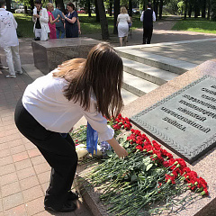 Напярэдадні Дня Незалежнасці Рэспублікі Беларусь прадстаўнікі пярвічкі БСЖ Мінюста ўсклалі кветкі да абеліска чатырохразовага Героя Савецкага Саюза Георгія Канстанцінавіча Жукава