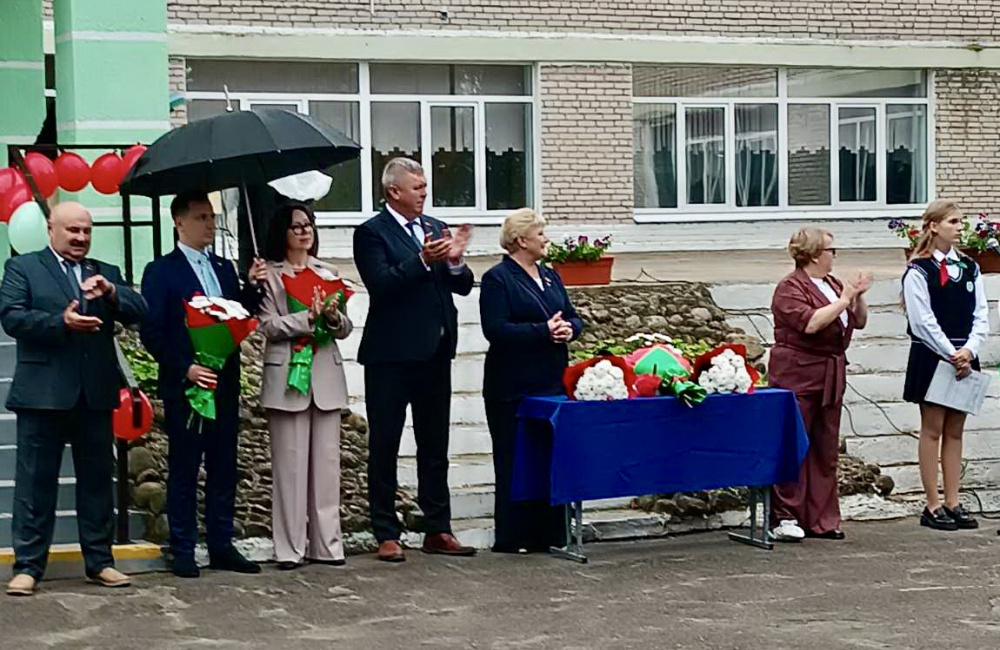 Заместитель Министра юстиции Ирина Степуро поздравила с Днем знаний учащихся Ляденской средней школы Червенского района