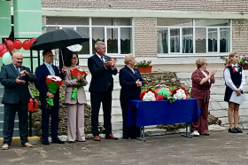 Заместитель Министра юстиции Ирина Степуро поздравила с Днем знаний учащихся Ляденской средней школы Червенского района