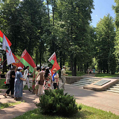 Напярэдадні Дня Незалежнасці Рэспублікі Беларусь прадстаўнікі пярвічкі БСЖ Мінюста ўсклалі кветкі да абеліска чатырохразовага Героя Савецкага Саюза Георгія Канстанцінавіча Жукава