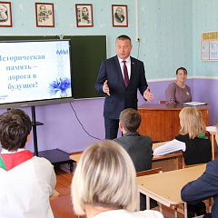 Міністр юстыцыі Сяргей Хаменка павіншаваў з Днём ведаў навучэнцаў падшэфнай школы